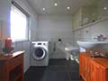 Gemütliches, modernes Badezimmer mit Waschtrockner