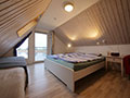 Schlafzimmer im Bootshaus mit 3 Schlafmöglichkeiten für Erwachsene und ein Kinderbett