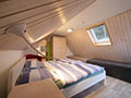 Helles, gemütliches Schlafzimmer mit großem Doppelbett